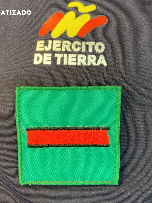 Parche bordado reglamentario para gimnasia de las Tropas de Montaña. Alta calidad y detalle, ideal para uniformes y coleccionistas. Duradero y representativo del espíritu de la unidad.